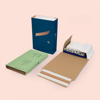 Universalversandverpackung für Bücher und Kleidung bedrucken