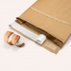 Versandtasche mit Aufreißfaden und zwei Haftklebestreifen